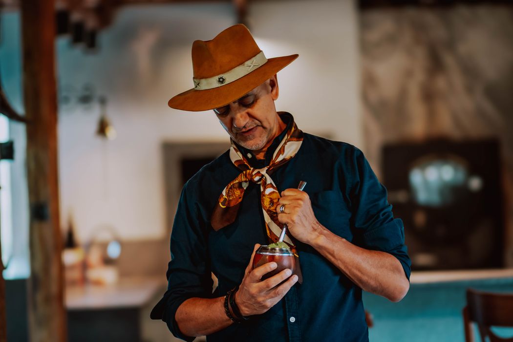Carlos Magrão preparando o chimarrão